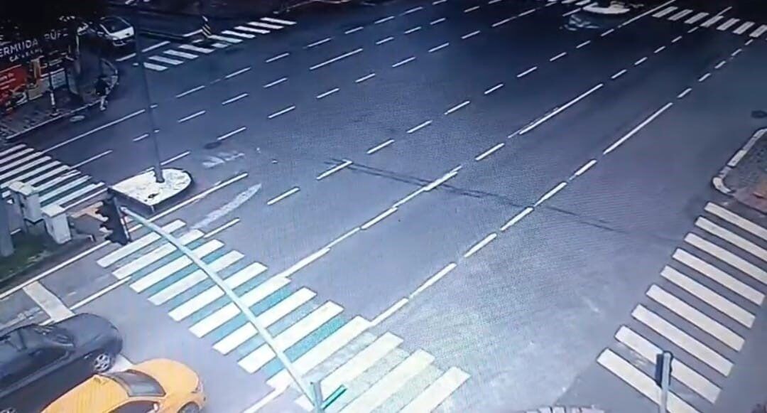 Kütahya’da deprem anı güvenlik kameralarına yansıdı Kütahya’nın Simav ilçesinde meydana gelen 4,5 büyüklüğündeki deprem anı ana