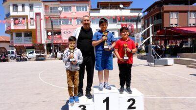 Dinar’da Gençlik Haftası kapsamında düzenlenen kermes ve sokak basketbolu etkinlikleri,