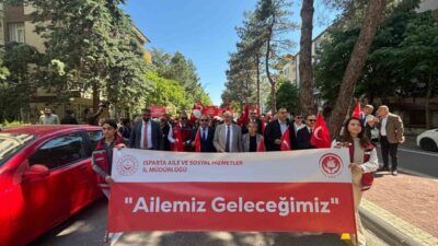Isparta’da Aile ve Sosyal Hizmetler İl Müdürlüğü öncülüğünde düzenlenen yürüyüşte,