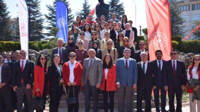 Gençlik Haftası, Afyonkarahisar’da Kocatepe Anıtı’nda düzenlenen çelenk sunma töreniyle başladı.
