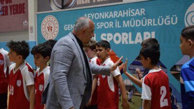 Afyonkarahisar’da düzenlenen Okul Sporları Futsal Küçük Erkekler Müsabakaları yoğun ilgi