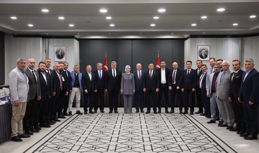 Bakan Göktaş AK Parti Afyonkarahisar teşkilatı ile bir araya geldi Aile ve Sosyal Hizmetler Bakanı Mahinur Özdemir Göktaş AK Parti