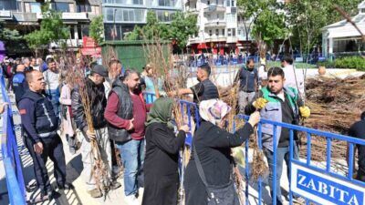 Isparta Belediyesi, ‘Fidanlar Bizden Meyveler Sizden’ etkinliği kapsamında vatandaşlara ücretsiz