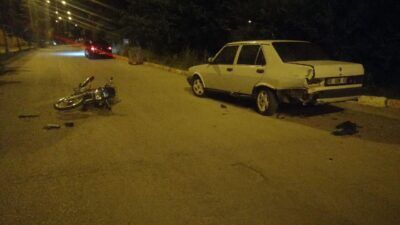 Isparta’nın Yalvaç ilçesinde 17 yaşındaki motosiklet sürücüsü, park halindeki araca
